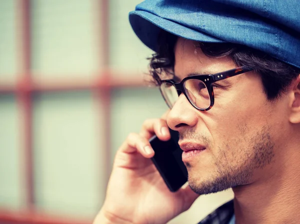 Nahaufnahme eines Mannes, der mit dem Smartphone auf der Straße telefoniert — Stockfoto