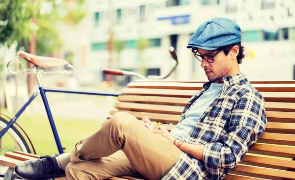 Hombre con cuaderno o diario escrito en la calle de la ciudad —  Fotos de Stock