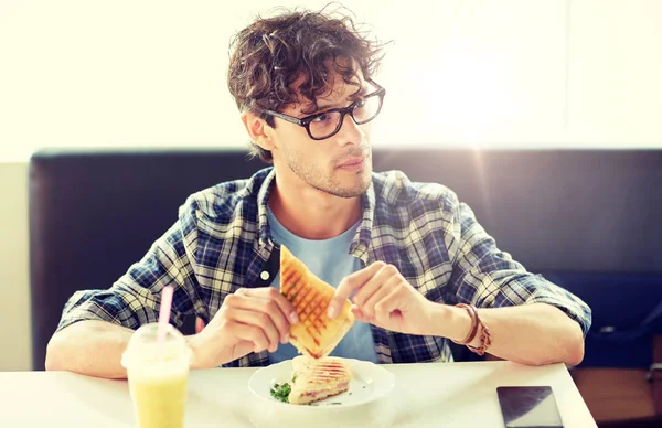 Felice uomo mangiare panino al caffè per pranzo — Foto Stock