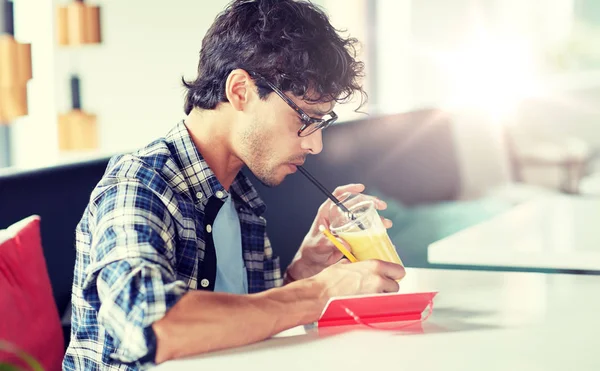 Hombre con cuaderno y jugo escribiendo en la cafetería —  Fotos de Stock