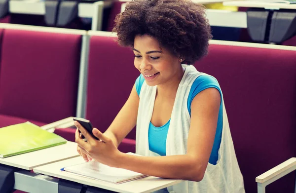 Afrikanisches Studentenmädchen mit Smartphone in Vorlesung — Stockfoto