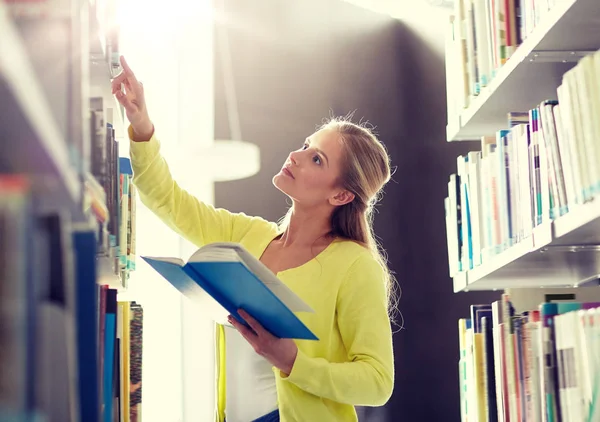 High school student meisje leesboek bij bibliotheek — Stockfoto