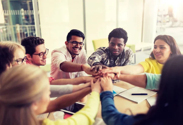 Grupp internationella studenter med händerna på toppen — Stockfoto