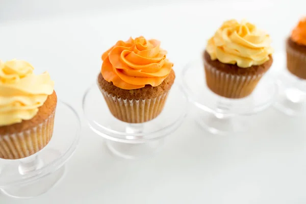 Cupcakes with frosting on confectionery stands — Stock Photo, Image