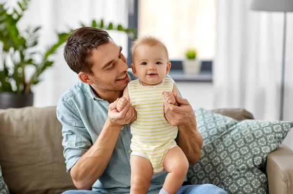 Padre con hijita en casa — Foto de Stock