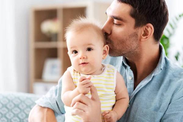 Padre besando poco bebé hija — Foto de Stock