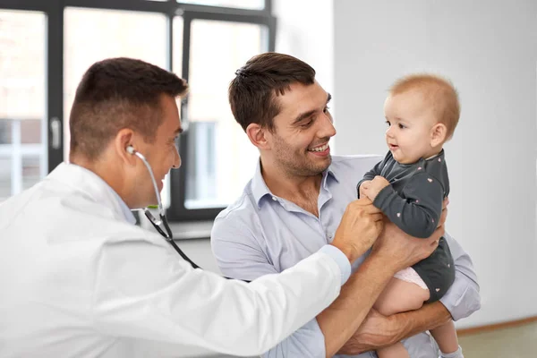 Babası bir bebek ve Doktor kliniğinde — Stok fotoğraf