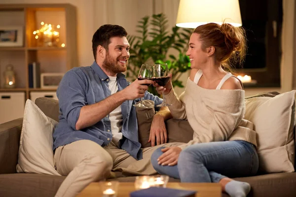 夜に自宅で赤ワインを飲んで幸せなカップル — ストック写真