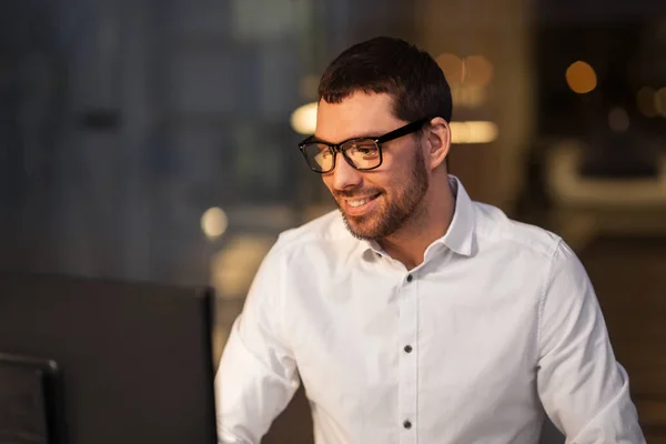 Hombre de negocios con computadora trabajando en la oficina nocturna — Foto de Stock