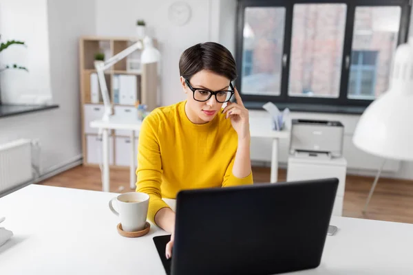 Işkadını dizüstü bilgisayar ve ofis kahve — Stok fotoğraf