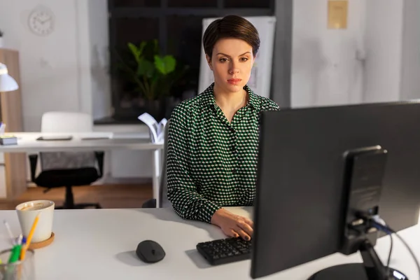 Mujer de negocios que trabaja en la computadora en la oficina nocturna — Foto de Stock