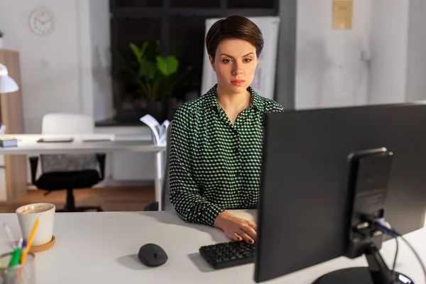 Empresária trabalhando no computador no escritório da noite — Fotografia de Stock