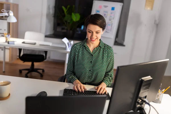 Mujer de negocios que trabaja en la computadora en la oficina nocturna — Foto de Stock