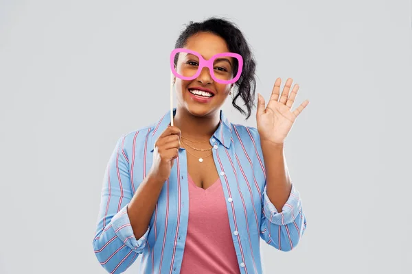 Mujer afro-americana feliz con gafas grandes —  Fotos de Stock