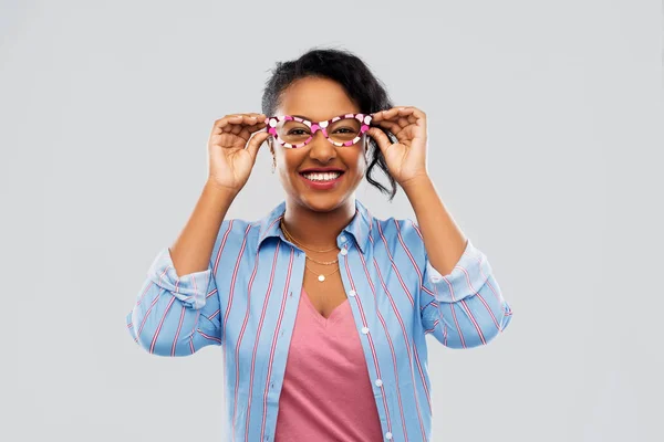 Boldog afro-amerikai nő nagy szemüveg — Stock Fotó
