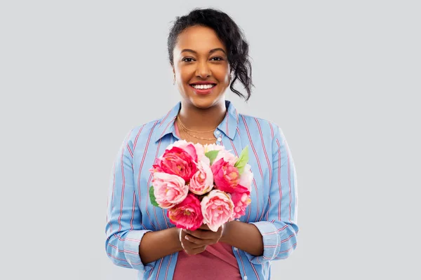 Mulher americana africana feliz com um monte de flores — Fotografia de Stock