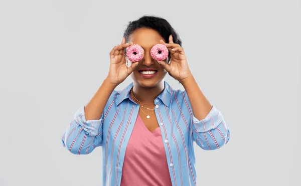 Felice donna afroamericana con gli occhi di ciambelle — Foto Stock