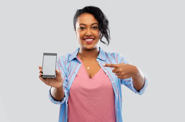 Happy african american woman showing smartphone — Stock Photo, Image