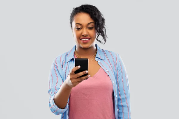 Happy african american woman using smartphone — Stock Photo, Image