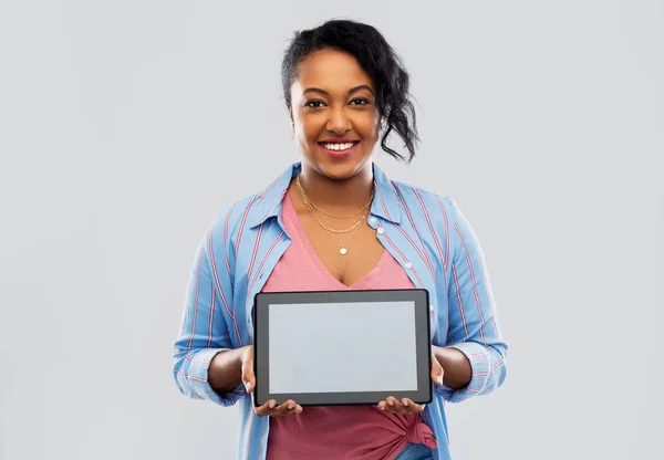 Lycklig afroamerikanska kvinna visar TabletPC — Stockfoto