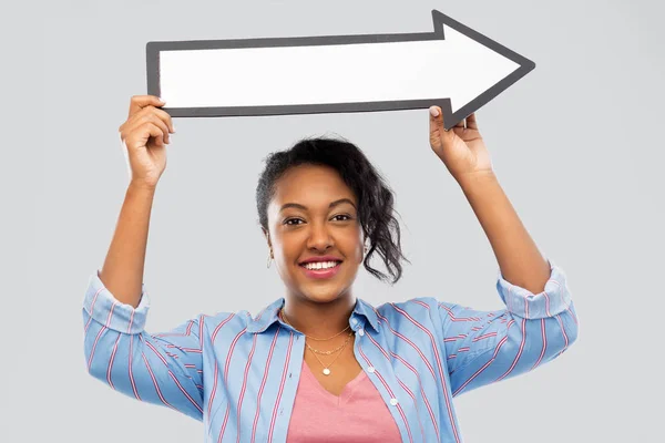 Mujer afroamericana con flecha hacia la derecha — Foto de Stock