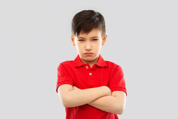 Ontevreden jongen in t-shirt steenbolk en het loensen te bevorderen — Stockfoto