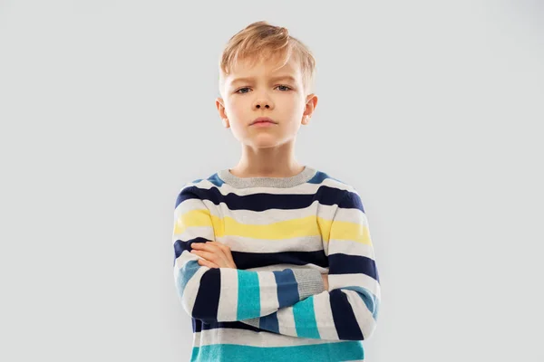 Niño pequeño en jersey a rayas con brazos cruzados —  Fotos de Stock