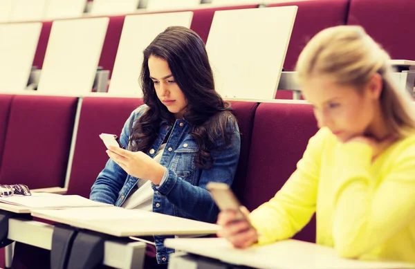 Meninas estudante com smartphones em palestra — Fotografia de Stock