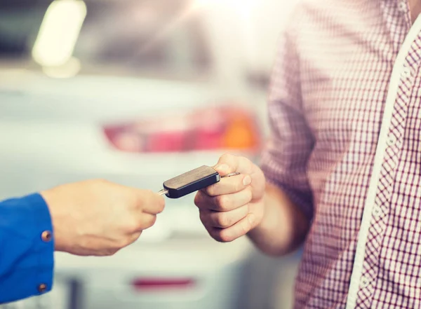Bilmekaniker som ger bilnyckel till mannen på verkstad — Stockfoto