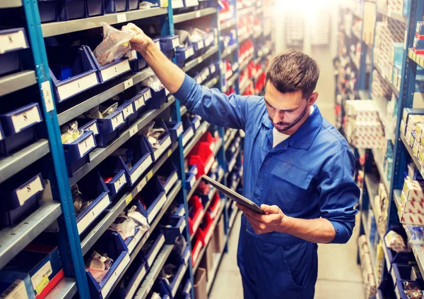 Automechaniker oder Schmied mit Tablet-PC in der Werkstatt — Stockfoto