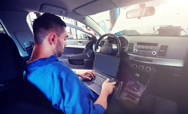 Μηχανικός άνθρωπος με laptop καθιστώντας το αυτοκίνητο διαγνωστικών — Φωτογραφία Αρχείου