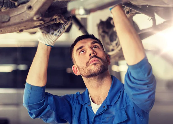 Mécanicien ou forgeron réparation de voiture à l'atelier — Photo