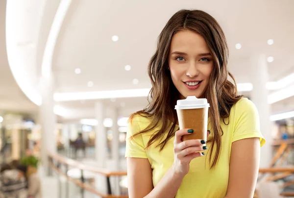 Tonårs flicka dricka kaffe i köp centrum — Stockfoto