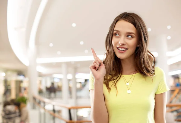 Tiener meisje wijzend vinger in winkelcentrum — Stockfoto