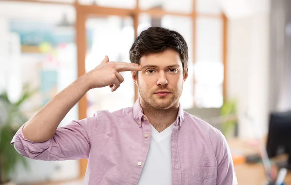 Uttråkad man skjuter sig själv med finger pistol gest — Stockfoto