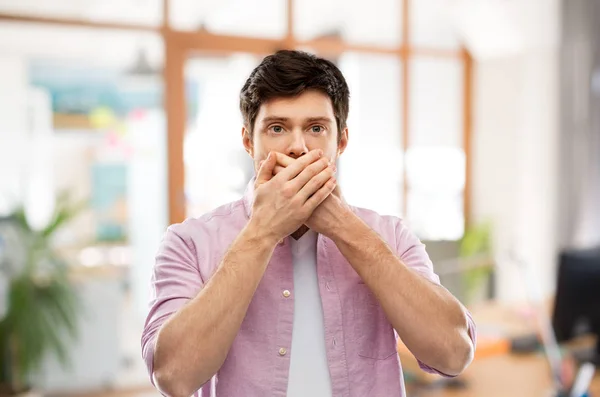 Döbbenten férfi záró szájjal a kezét a irodahelyiség — Stock Fotó