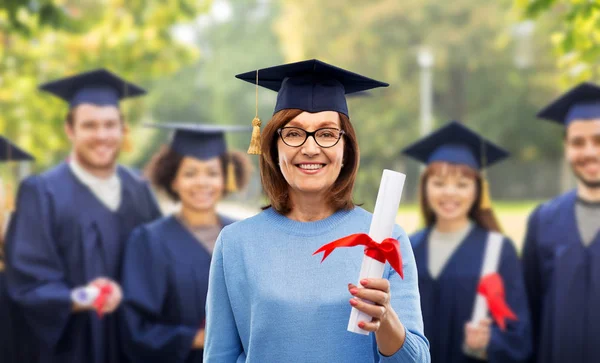 Felice laureata donna con diploma — Foto Stock