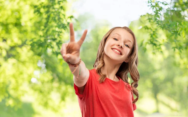 Sorridente adolescente menina em vermelho t-shirt mostrando a paz — Fotografia de Stock