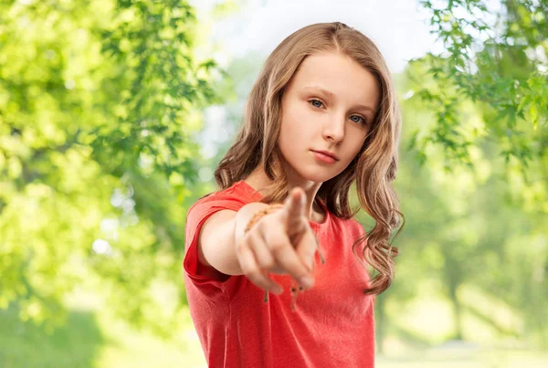 Kırmızı t-shirt işaret parmağı size genç kız — Stok fotoğraf