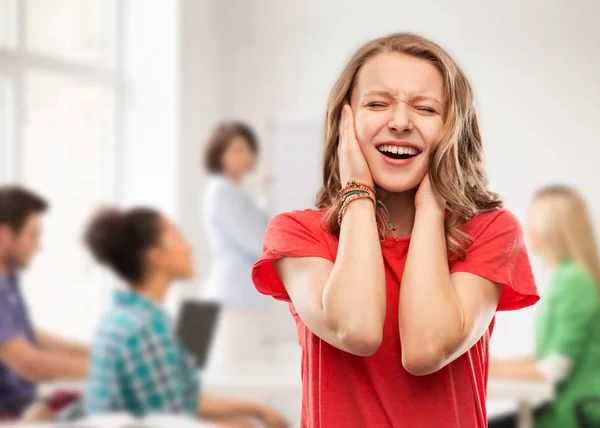 Infastidito adolescente ragazza coprendo le orecchie con le mani — Foto Stock