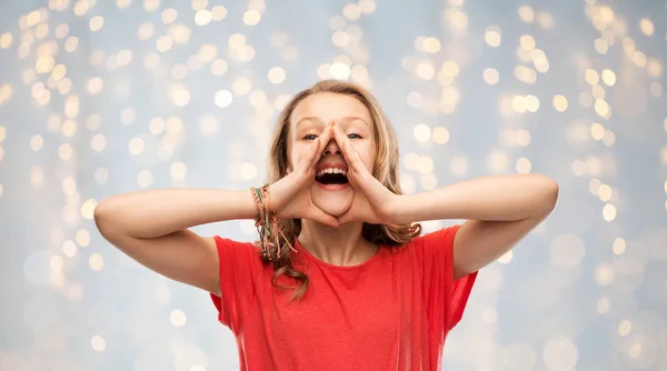 Šťastný dospívající dívka v červené tričko křik — Stock fotografie