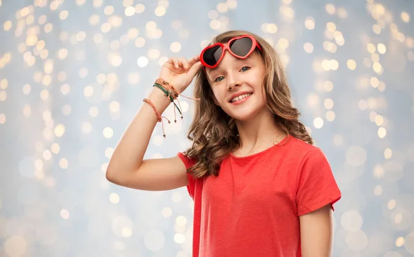 Mutlu genç kız kırmızı kalp şeklinde güneş gözlüğü — Stok fotoğraf