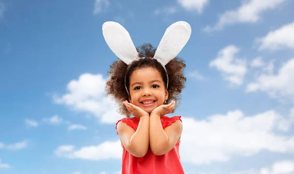 Щаслива маленька дівчинка в великодніх вухах кролика позує — стокове фото