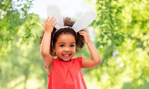 Menina feliz vestindo orelhas de coelho Páscoa — Fotografia de Stock