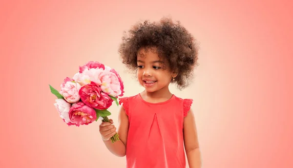 Felice piccola ragazza afroamericana con fiori — Foto Stock