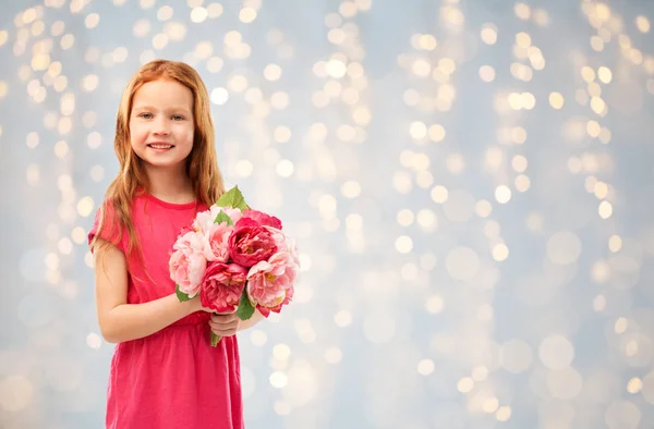 Menina de cabelos vermelhos feliz com flores sobre luzes — Fotografia de Stock