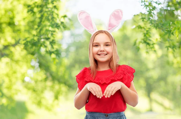 Menina feliz vestindo páscoa coelho orelhas headband — Fotografia de Stock