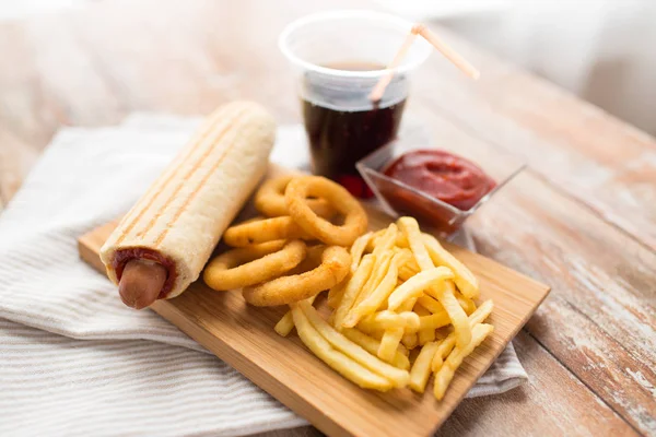 Nahaufnahme von Hot Dog und anderem Fast Food — Stockfoto