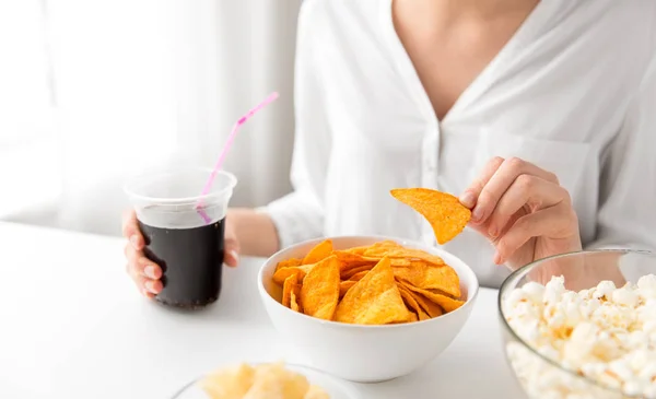 Close up de mulher comendo nachos de milho com cola — Fotografia de Stock