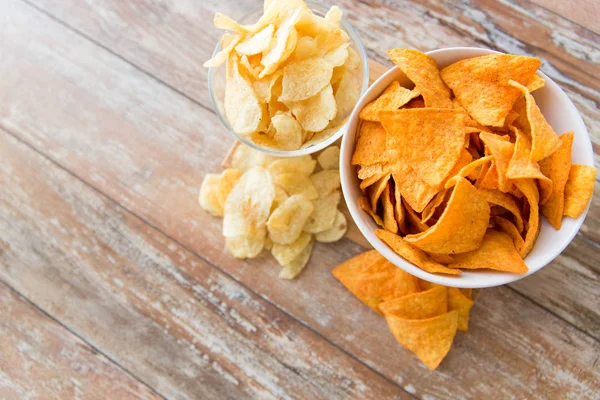 Close-up de batatas fritas e nachos em tigelas — Fotografia de Stock